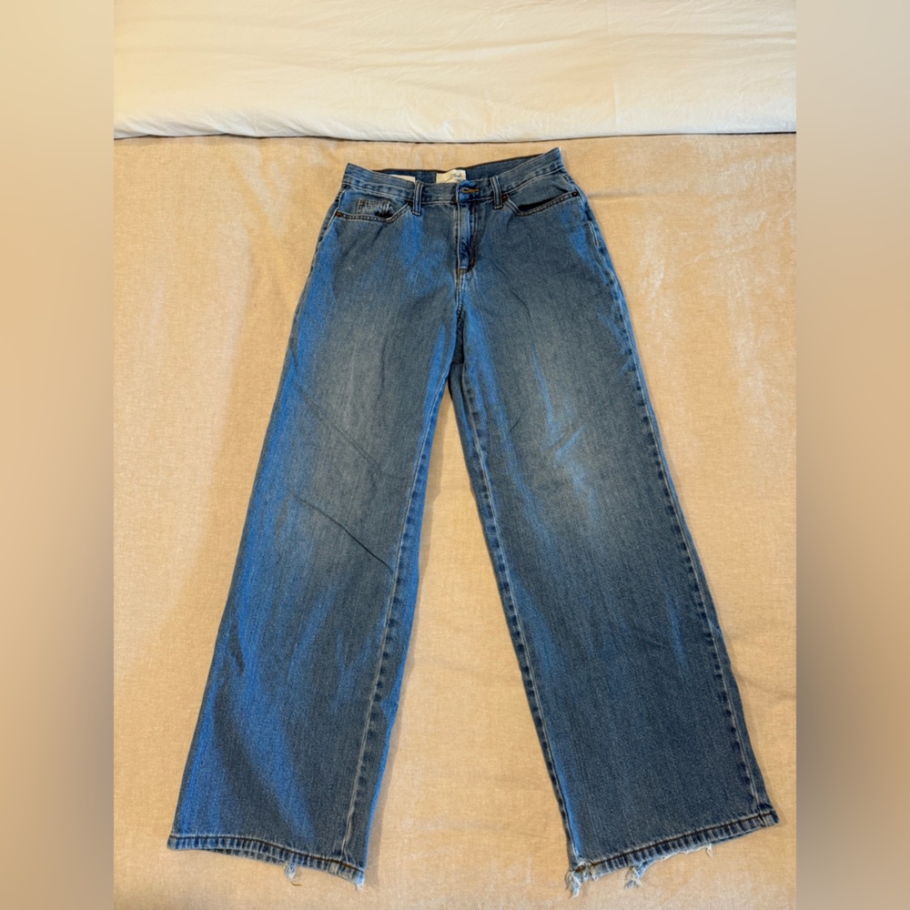 Universal Thread Straight Leg Women's Jeans in Mid Blue